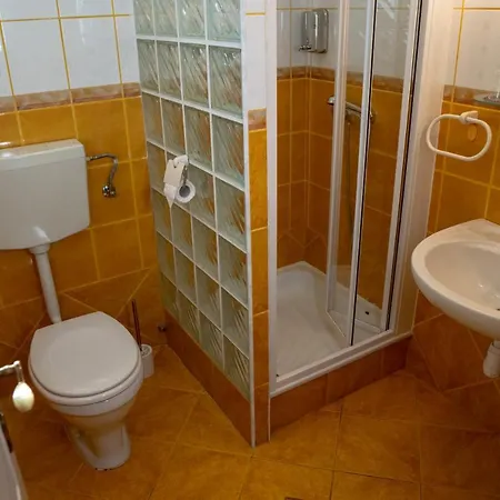 לינה וארוחת בוקר F57 - Franko Csaladi Panzio בלטונללה