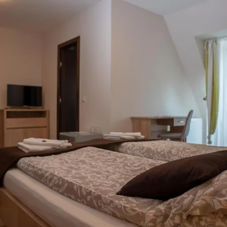 F57 - Franko Csaladi Panzio بالاتوليلّي