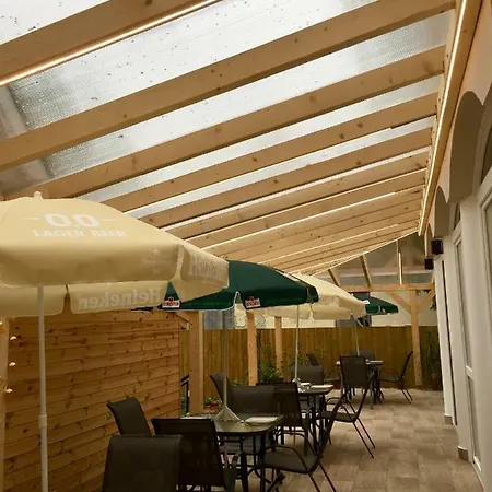 F57 - Franko Csaladi Panzio לינה וארוחת בוקר 4*